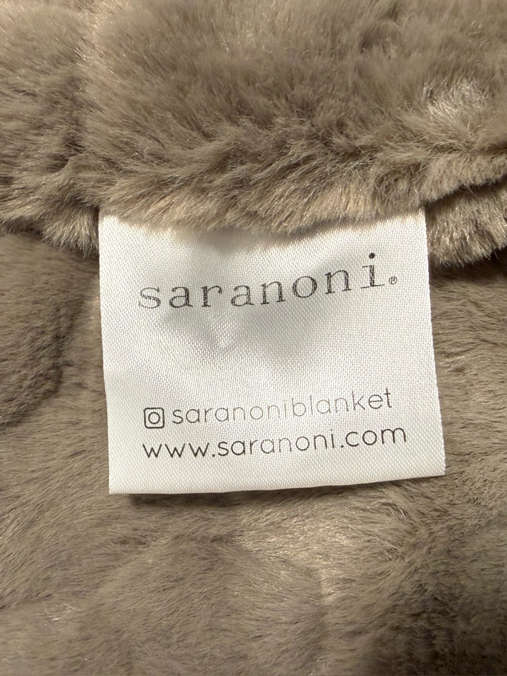 Saranoni Plush Faux Fur Throw Blanket - Picture 6 of 6